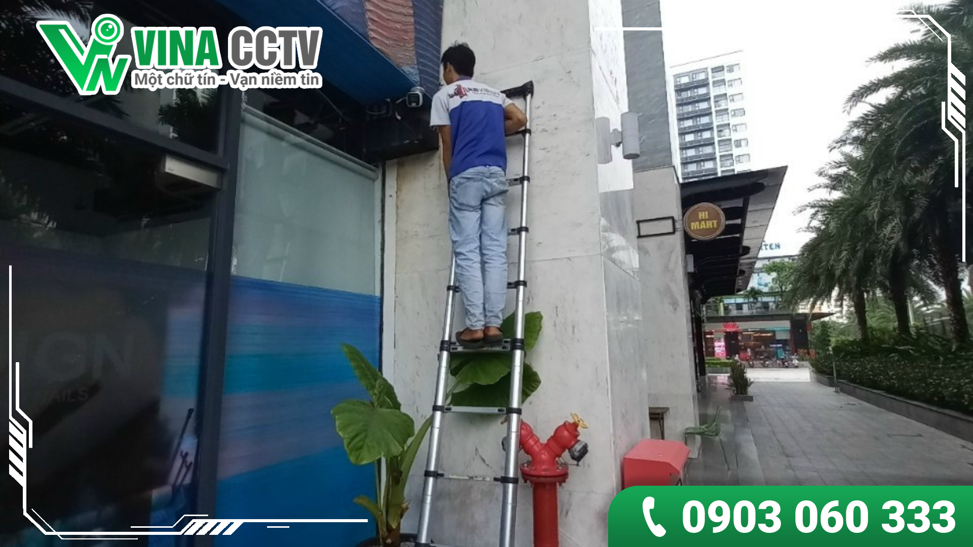 Kỹ thuật đang tiến hành lắp đặt canh chỉnh góc camera tại Quận 1